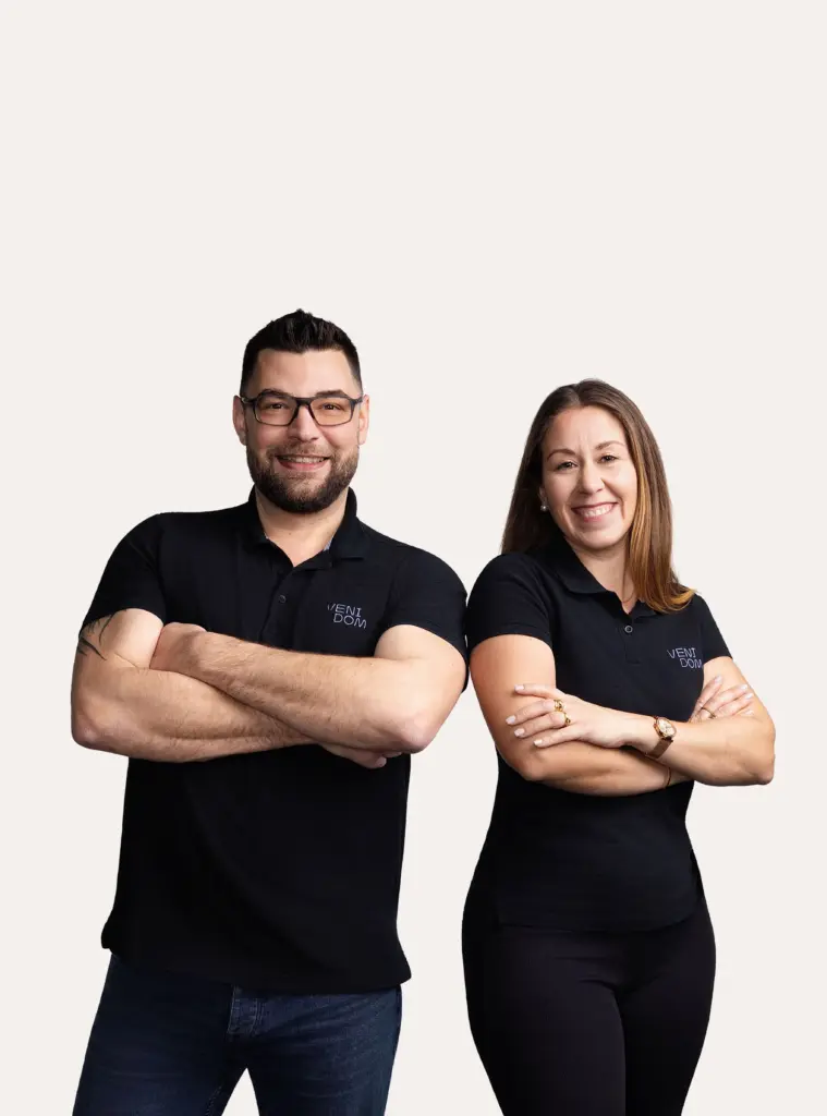 Portrait équipe Venidom : Un homme et une femme de l'équipe Venidom posant avec assurance, illustrant le professionnalisme et la proximité de l'enseigne.