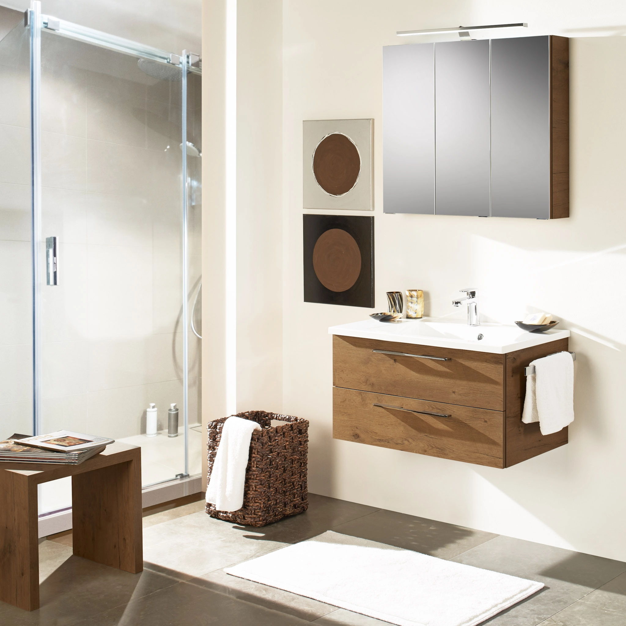 Salle de bain moderne bois et blanc : Meuble vasque suspendu en bois, miroir armoire et douche à l'italienne avec paroi vitrée.